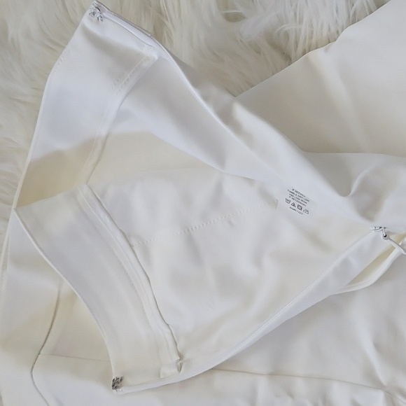 Vince Camuto Off- White Tailored Shorts with 6" Inseam - Picture 6 of 12